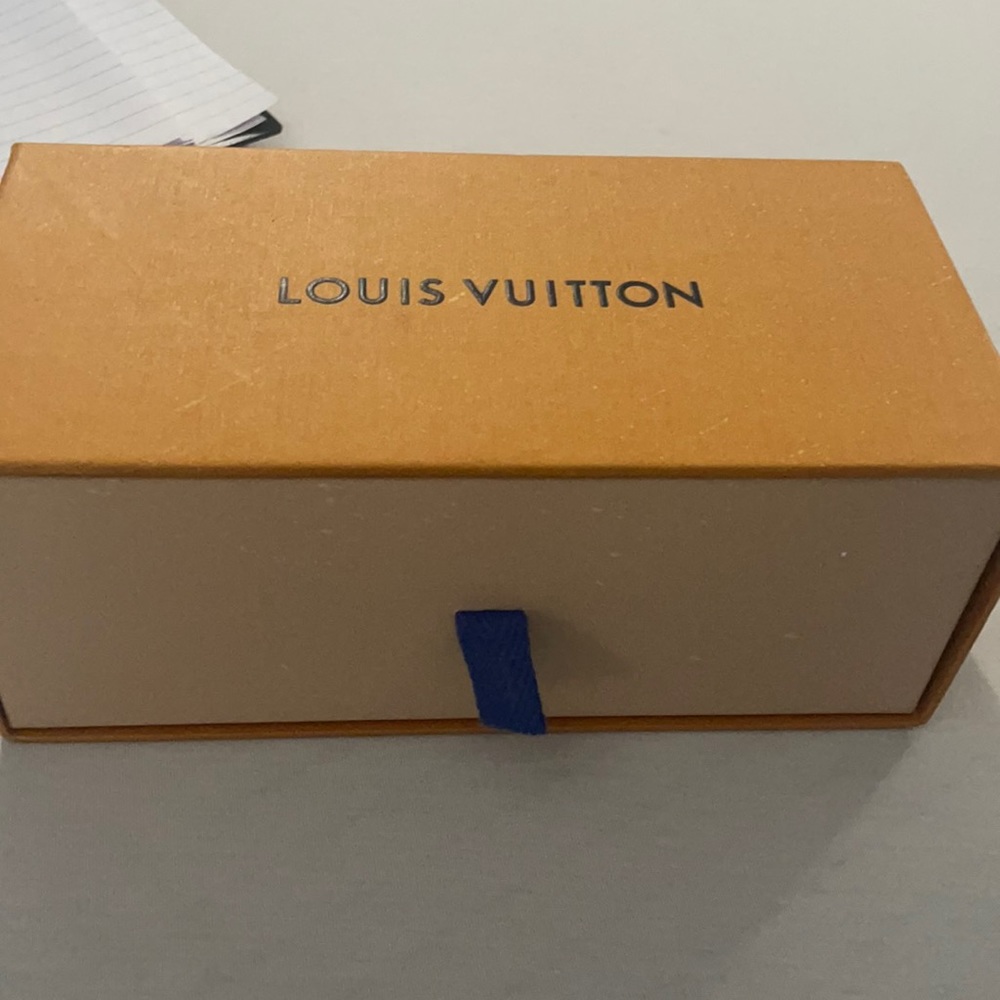 Louis Vuitton evidence sunglasses